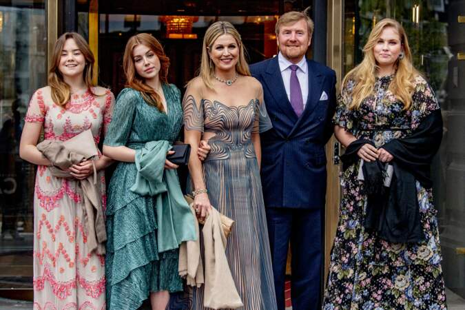 Le couple royale des Pays-Bas et leurs trois filles Amalia, Alexia et Ariana au théâtre Carre à Amsterdam, le 12 mai 2021.