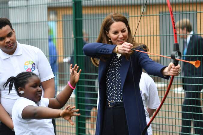 Kate Middleton a testé le tir à l'arc en suivant les conseils d'une fillette très attentionnée. 