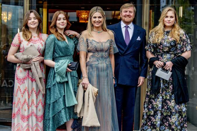 La reine Maxima et le roi Willem-Alexander des Pays-Bas avec leurs trois filles au théâtre Carre pour l'émission spéciale "Une vie pleine de musique", à Amsterdam, le 12 mai 2021. 