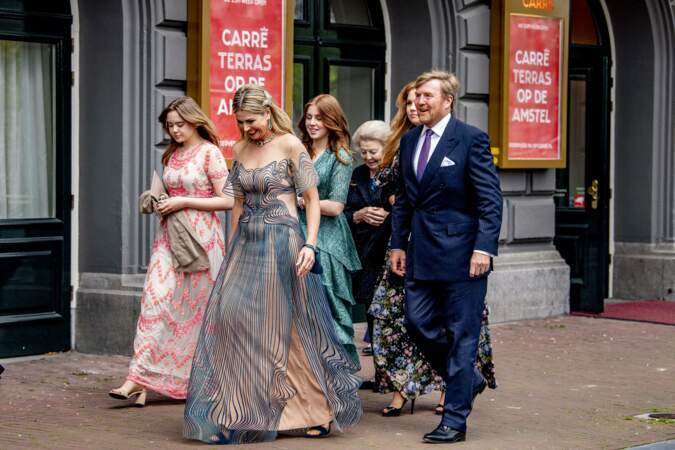 La reine Maxima des Pays-Bas était vêtue d'une robe signée par la créatrice de mode néerlandaise Iris van Herpen, à Amsterdam, le 12 mai 2021.