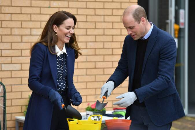 Kate Middleton, très amusée, avec le prince William lors d'une séance de santé mentale et de bien-être lors d'une visite à The Way Youth Zone à Wolverhampton, Royaume Uni, le 13 mai 2021.
