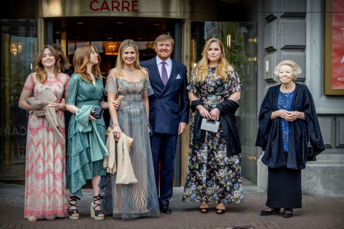 La reine Maxima et le roi Willem-Alexander des Pays-Bas avec leurs trois filles à Amsterdam, le 12 mai 2021. 