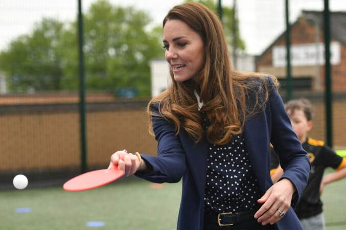 Kate Middleton a fait une petite partie de tennis de table avec son mari et des enfants du centre.