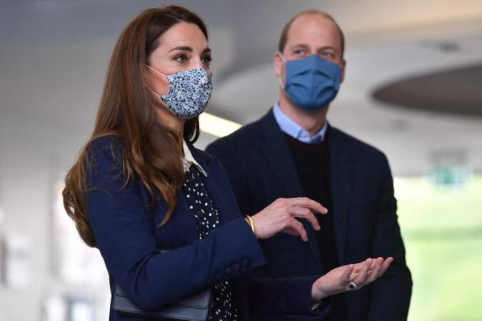 Avant de quitter The Way Youth Zone, Kate et William ont remis leurs masques pour visiter les locaux.