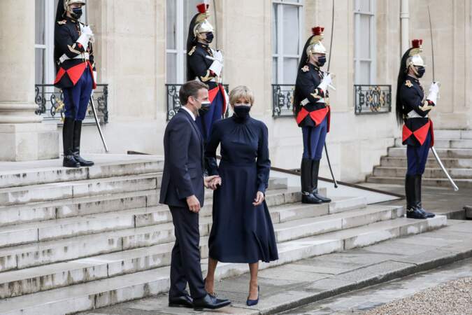 Pour cette réception organisée ce lundi 17 mai 2021 à l'Élysée, Brigitte et Emmanuel Macron ont fait le choix de coordonner leurs deux tenues.