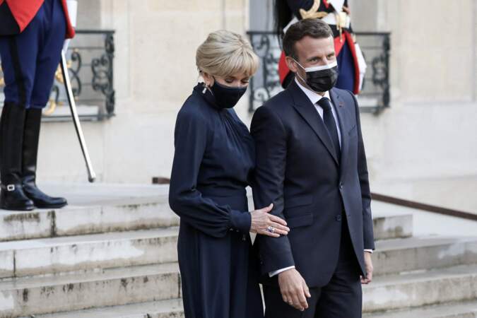 Une fois encore, Brigitte et Emmanuel Macron ont donné l'image d'un couple aimant et complice, sur le perron de l'Élysée, ce lundi 17 mai 2021.