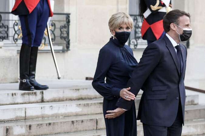 Habituée à montrer ses jambes, Brigitte Macron a préféré opter pour une robe plus longue lors de ce dîner organisé à l'Élysée ce lundi 17 mai 2021.