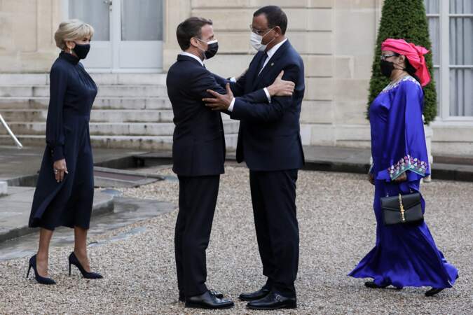 Brigitte et Emmanuel Macron ont accueilli le président du Niger, Mohamed Bazoum, et son épouse, Hadiza Ben Mabrouk, lors d'un dîner au palais de l'Élysée, ce lundi 17 mai 2021.