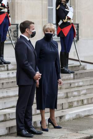 Habituée aux robes courtes et cintrées, Brigitte Macron a cette fois misé sur une tenue plus sobre et classique. 