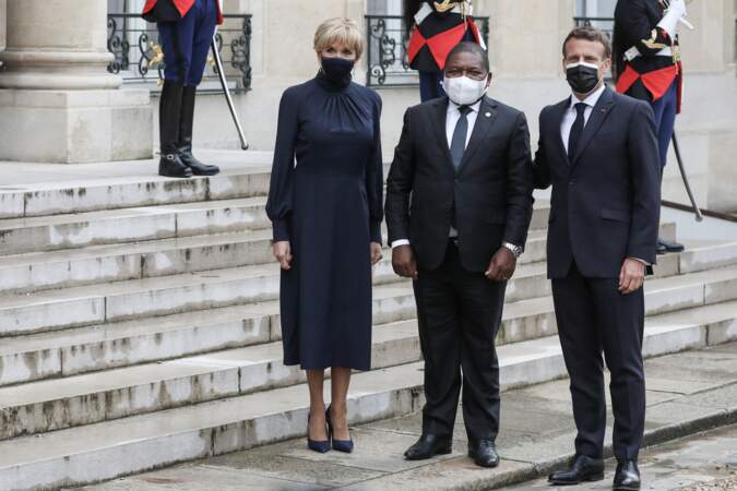 Comme à son habitude, Brigitte Macron a complété sa tenue avec une paire d'escarpins à talons aiguilles dans les mêmes tons que sa robe.