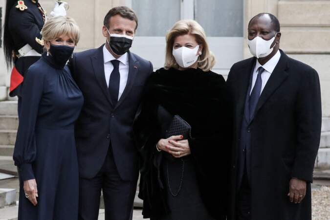 À cette occasion, la Première dame Brigitte Macron a choisi de porter une tenue sobre mais chic.
