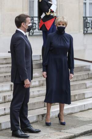 Ce lundi 17 mai 2021, à l'Élysée, Brigitte Macron a choisi de porter une robe longue, évasée en bas, pour un effet volumineux.