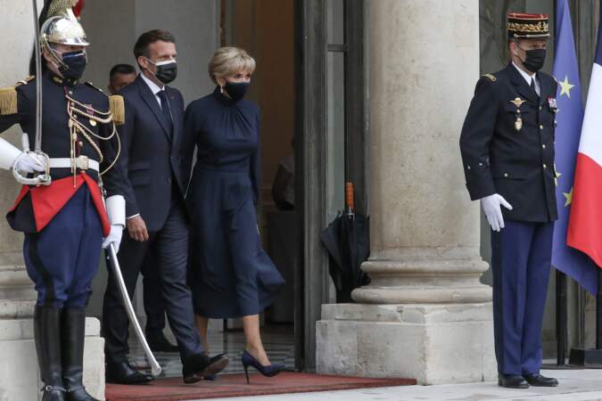 Lors de cette réception, qui s'est tenue ce lundi 17 mai 2021 à l'Élysée, Brigitte Macron a opté pour un look chic en robe longue bleu marine.