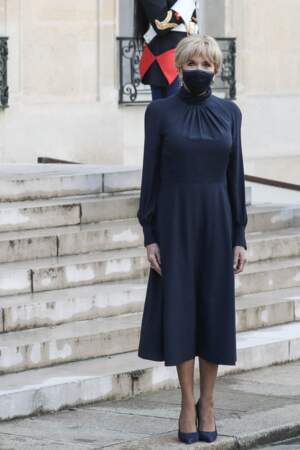 À l'occasion de cette réception donnée à l'Élysée ce lundi 17 mai 2021, Brigitte Macron était coiffée d'un chignon. 