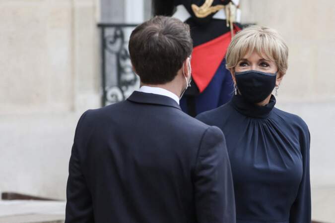 Sur le perron de l'Élysée, Brigitte et Emmanuel Macron sont une nouvelle fois apparus complices.