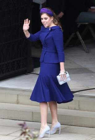 L' ensemble veste et jupe bleue marine de Beatrice d'York au mariage d'Eugenie d'York et Jack Brooksbank, le 12 octobre 2018. 