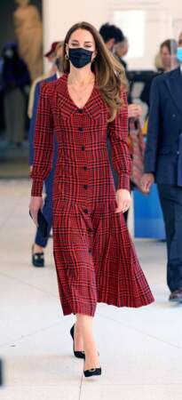 Kate Middleton choisit à nouveau une robe longue Alessandra Rich de l'été 2019 pour la réouverture du Victor & Albert Museum de Londres, le 19 mai 2021. 
