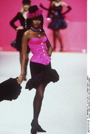 Naomi Campbell au défilé automne-hiver 1995/1996 Yves Saint Laurent 