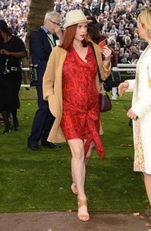 Audrey Fleurot enceinte porte à merveille la robe fleurie rouge pétillante et l'associe à une veste camel et un chapeau 