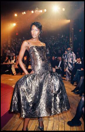 Naomi Campbell au défilé Christian Dior Automne-hiver 1998/1999