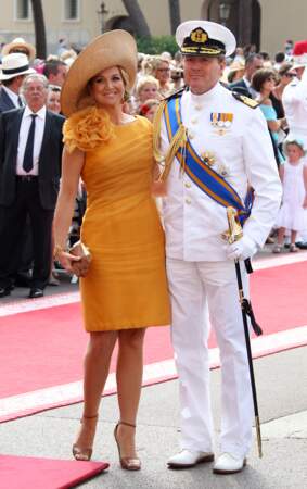 La robe courte moutarde et le maxi chapeau de Maxima des Pays-Bas de Charlotte Casiraghi au mariage du prince Albert et Charlene de Monaco