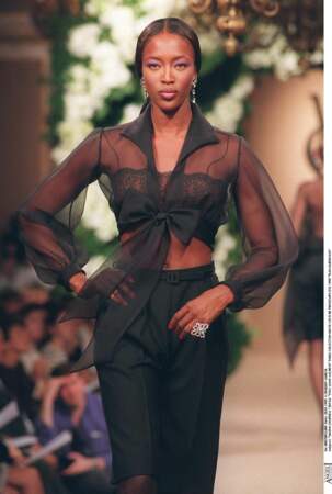 Naomi Campbell au défilé Yves Saint-Laurent printemps été 1999