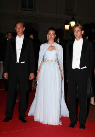La robe de vestale de Charlotte Casiraghi ici, avec ses frères Pierre et Andrea, au mariage de Charlene et Albert de Monaco.