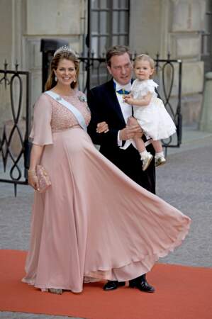 La robe plissée et fluide de Madeleine de Suède enceinte, au mariage de Carl Philip de Suède et Sofia Hellqvist, le 13 juin 2015.