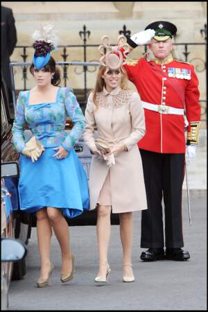 les robes courtes mais surtout les bibi de Beatrice et Eugenie d'York au mariage de Kate Middleton le 29 avril 2011.
