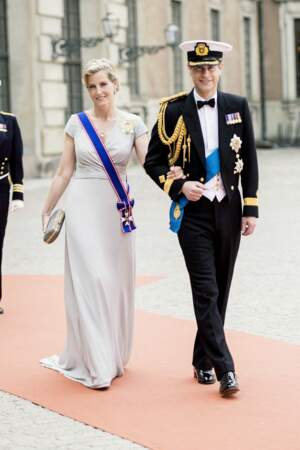 La robe lonngue et fluide de Sophie de Wessex au mariage du prince Carl Philip de Suède et Sofia Hellqvist, le 13 juin 2015. 