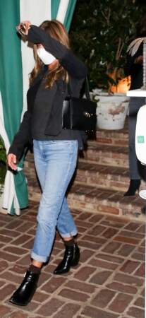 Jennifer Aniston laisse dépasser ses chaussettes de ses boots, une vraie tendance de cette année 2021.