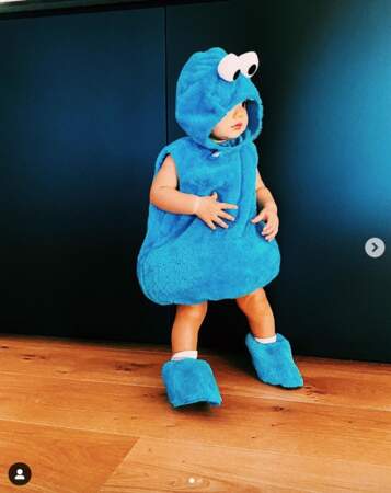 Maggy dans sa tenue de Halloween, Cookie Monster, prise en photo par sa maman.