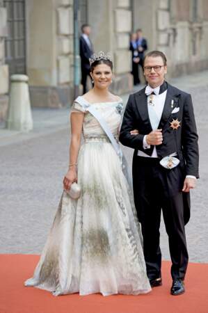 La robe longue et col bateau de Victoria de Suède au mariage de Carl Philip de Suède et Sofia Hellqvist, le 13 juin 2015.