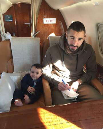 Karim Benzema et son fils Ibrahim à bord d'un jet privé, en novembre 2017