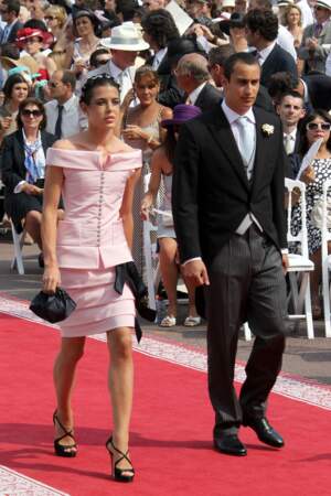 Le toop col bateau et la jupe courte rose pale de Charlotte Casiraghi au mariage du prince Albert et Charlene de Monaco