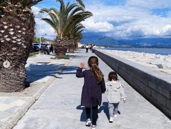 Une petite fille heureuse de vivre en Corse. 