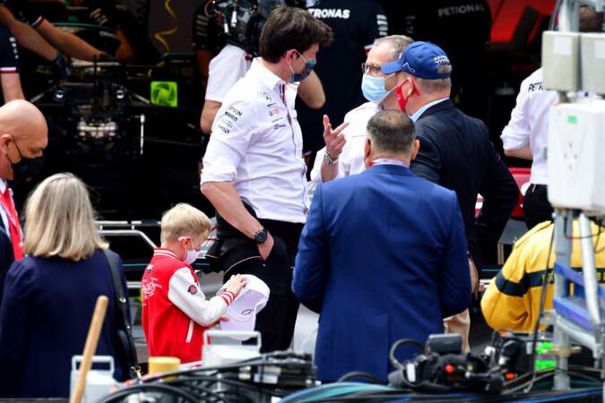 Le prince Albert II de Monaco a visité avec ses enfants, les stands avant les essais officiels du 78eme Grand Prix de F1 de Monaco le 22 mai 2021.