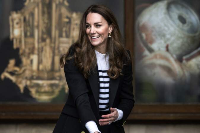 Kate Middleton porte à nouveau ses boucles d'oreilles en or et perles Simone Rocha, le 26 mai 2021.