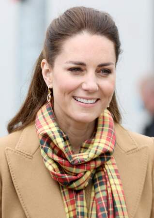 Kate Middleton ne quitte plus sa paire de boucles d'oreilles fines en or 18 carats , ici en Ecosse, le 25 mai 2021.