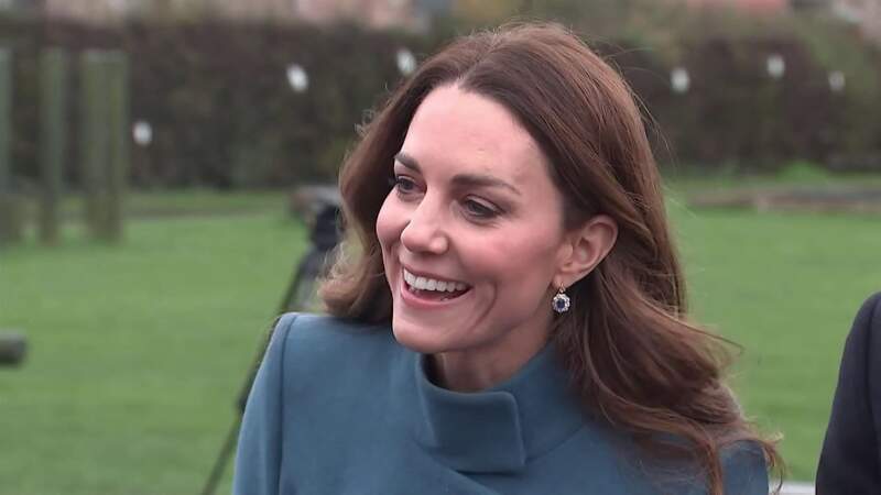 Kate Middleton porte les boucles d’oreilles ornées de saphir assorties à sa bague de fiançailles, le 7 décembre 2020. 