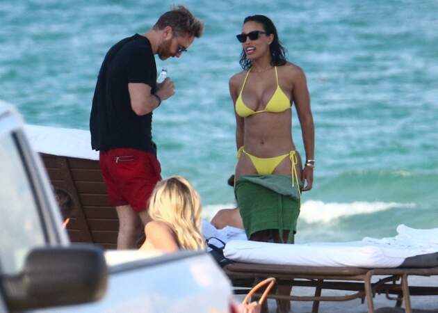 Après-midi détente pour David Guetta et Jessica Ledon à la plage à Miami le 26 mai 2021.
