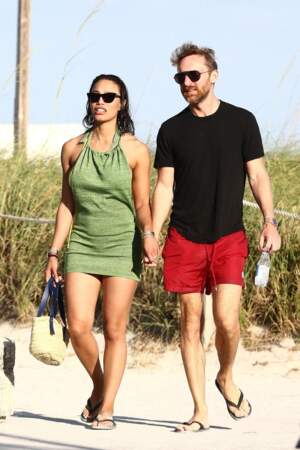 Moment de détente pour David Guetta et Jessica Ledon à la plage à Miami le 26 mai 2021.