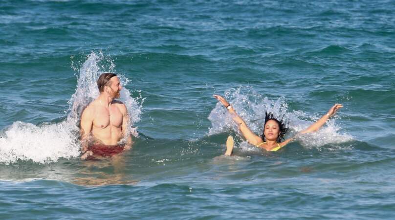 David Guetta et Jessica Ledon se jettent à l'eau à la plage à Miami le 26 mai 2021.