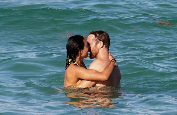 David Guetta et sa compagne Jessica Ledon passent une après-midi détente à la plage à Miami le 26 mai 2021.