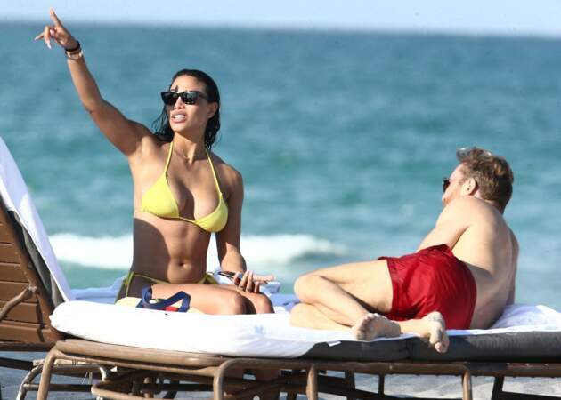 Le couple David Guetta et Jessica Ledon se régale à la plage à Miami le 26 mai 2021.