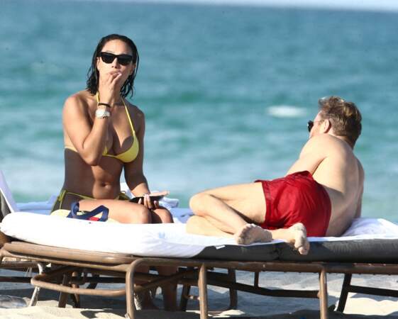 Jessica Ledon et David Guetta passent un moment agréable et ensoleillé à la plage à Miami le 26 mai 2021.