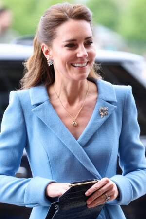 Pour sa dernière sortie en Ecosse, Kate Middleton a choisi un manteau bleu de Catherine Walker, à Édimbourg, le 27 mai 2021.