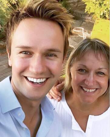 Cyril Feraud avec sa maman en selfie à l'occasion de la fête des mères.