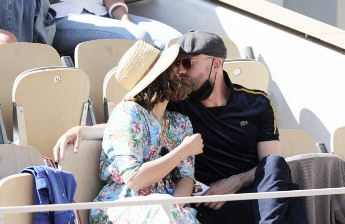 Alysson Paradis embrasse son compagnon Guillaume Gouix dans les tribunes du tournoi de Roland Garros à Paris, le 30 mai 2021