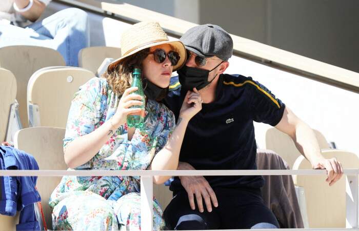 Alysson Paradis et son amoureux Guillaume Gouix dans les tribunes du tournoi de Roland Garros, le 30 mai 2021
